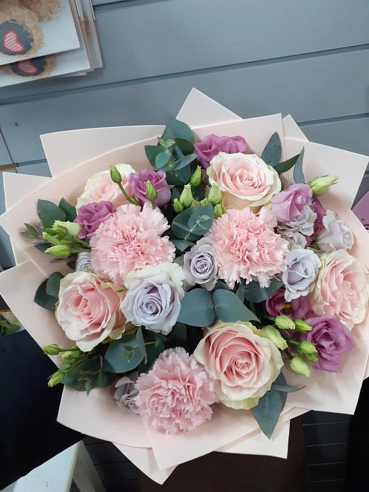 Букет цветов из: Розы, Гвоздики и Лизиантусы в Гремячее